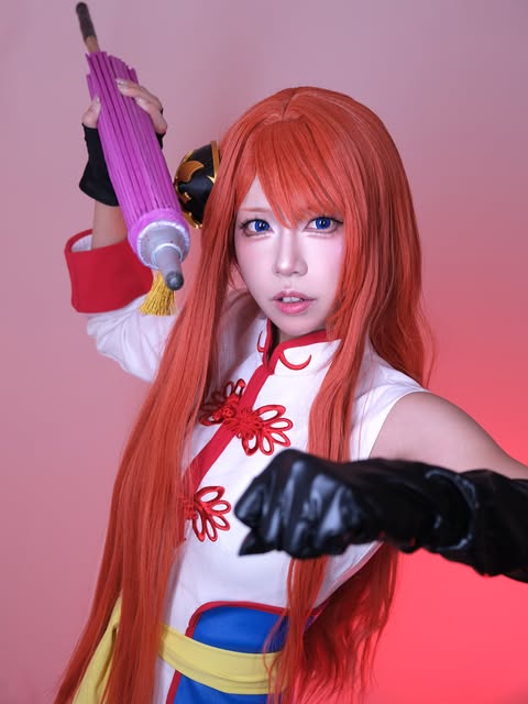 COz Cos 官方 IG 的紅髮角色 Cosplay 作品,Coser 手持紫色傘